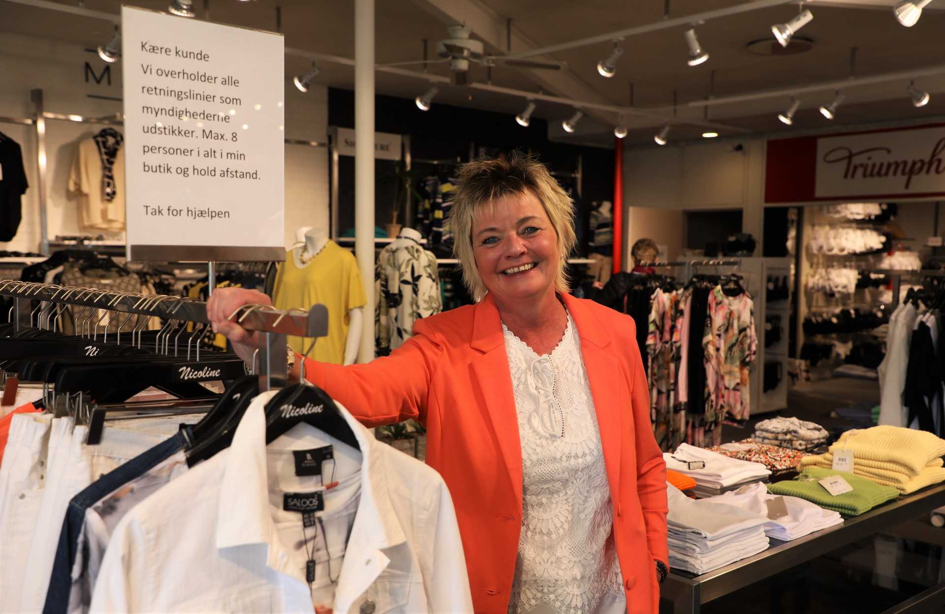 Ann Frydenlund ved skiltet der fortæller om de forholdsregler der findes i Nicoline 1