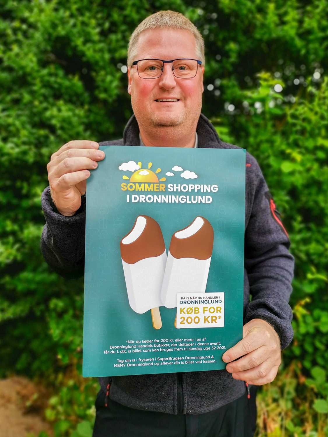 Dronninglund Handel Sommerhopping plakat foto med Citychef Mogens Thomsen